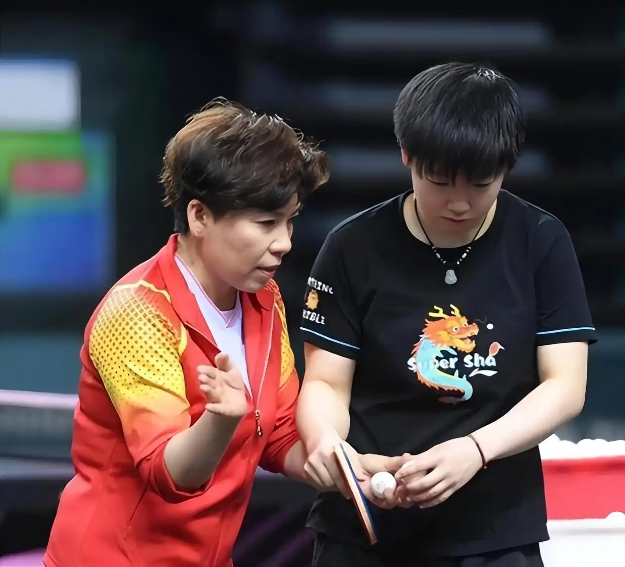 Deng Yaping sharing experience with a new generation of Chinese athletes